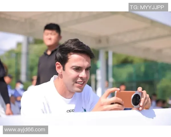 足球明星卡卡训练视频揭秘他的技巧与训练秘诀，助你提升足球水平